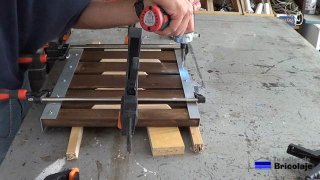 atornillando el ángulo superior a la madera de palet