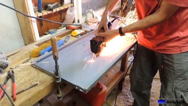 cortando el hueco por donde se ubicará la fresadora