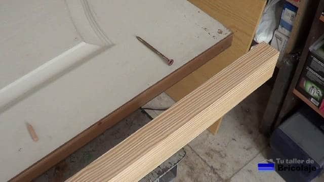 listón de madera para aumentar el ancho a la puerta prefabricada