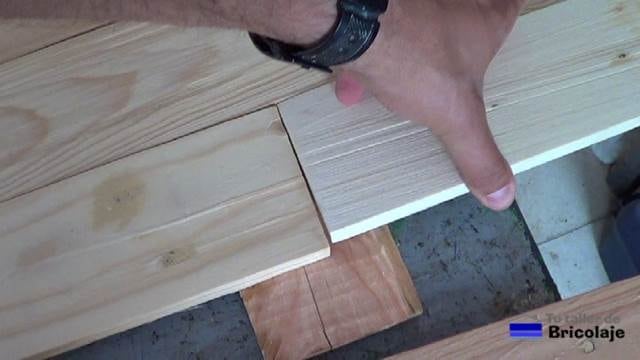 presentando la madera de palets para unirla