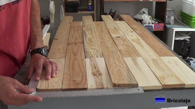 escuadrando los listones de madera de palets para relizar el cabecero para la cama