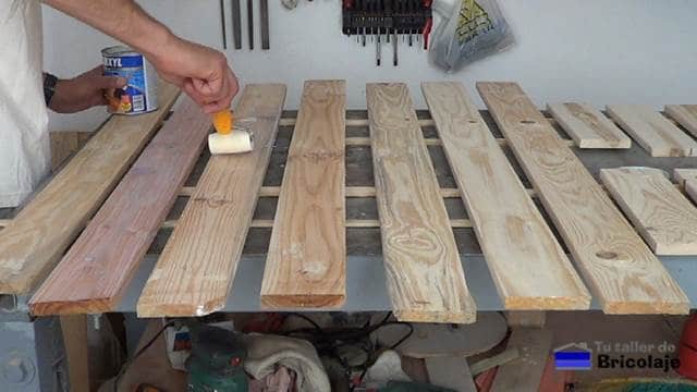 aplicando el tapaporos a la madera de palets