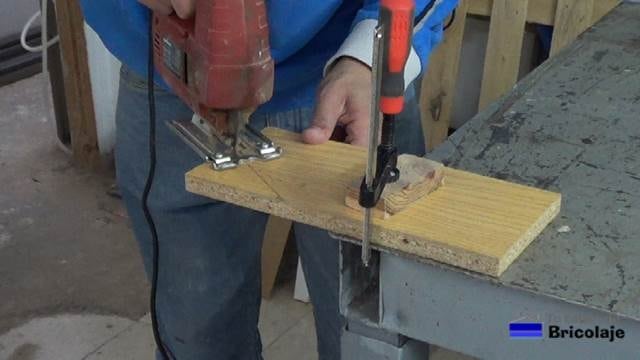 cortando con la caladora la madera para conseguir un corte diagonal