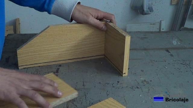 presentando las piezas que formarán la caja de madera