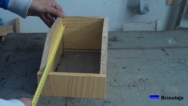 midiendo el hueco para cortar el suelo de la caja