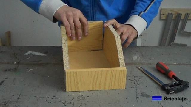 presentando todas las piezas que formarán la caja de madera