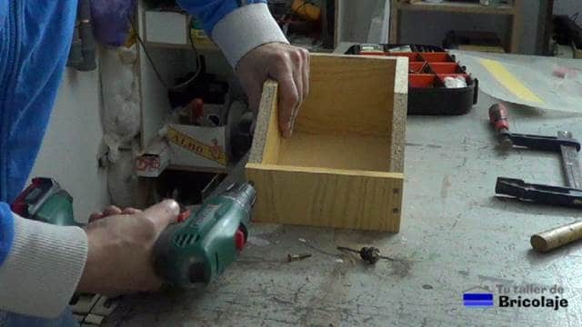 colocando los tornillos para sujetar las piezas de la caja