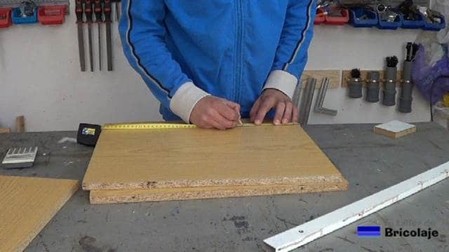 marcando el lugar donde realizar los cortes para realizar la caja de madera