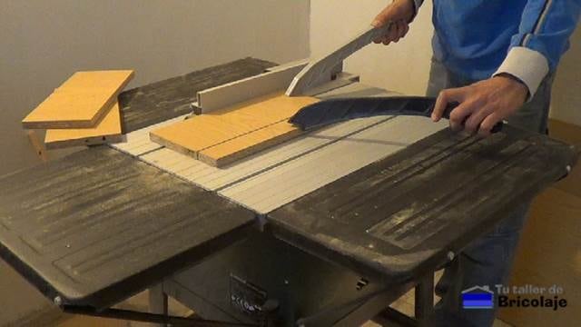 cortando la madera para realizar la caja