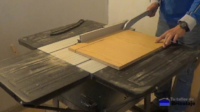 cortando la madera para realizar la caja para nuestro taller