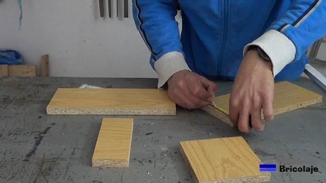marcando la madera para hacer la caja