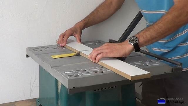 cortando la madera para realizar la estructura de la caja de registro