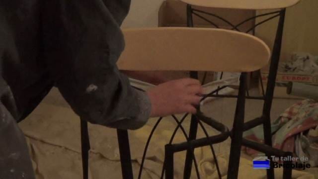 colocando cinta de carrocero a las sillas