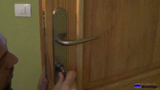 colocando el nuevo bombín o cilindro en la cerradura de la puerta