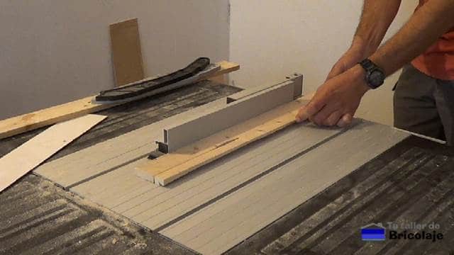 preparando la madera de palets para hacer la carcasa para el disco duro