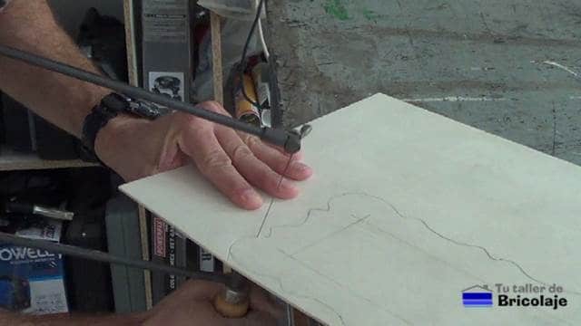 cortando la madera de marquetería con el arco sierra
