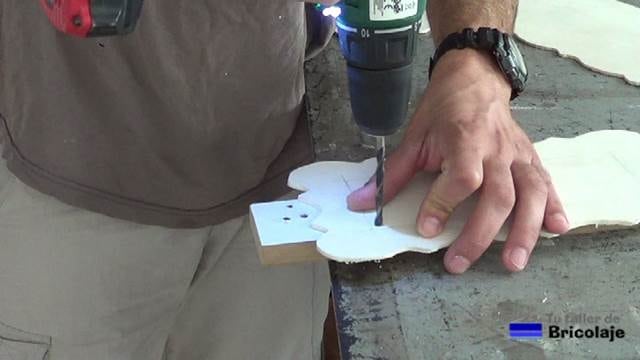 perforando con broca de madera para hacer el marco de marquetería