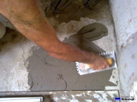 extendiendo el cemento cola con la llana