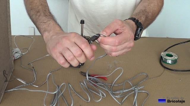 pelando las puntas del cable de audio