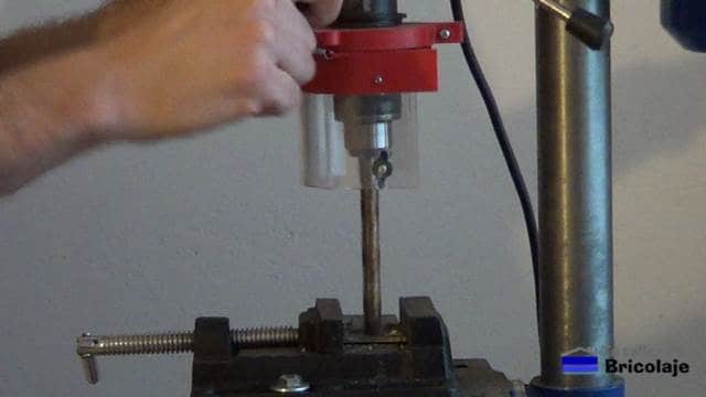 perforando las pletinas de hierro para insertar el hierro que sujetará el rodillo