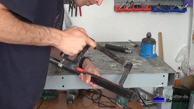 cortando el tubo con una sierra