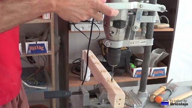perforando con el soporte/taladro de columna para insertar las piezas para fabricar la cuna colecho
