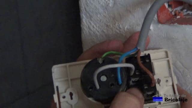 conexiones realizadas para controlar el enchufe mediante el interruptor