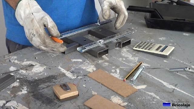 presentando el cuadradillo en la mitad de la base de la escopleadora casera