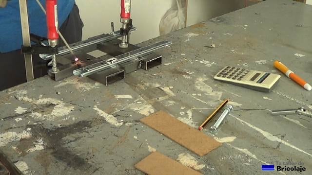 soldando el cuadradillo en la base de la escopleadora casera