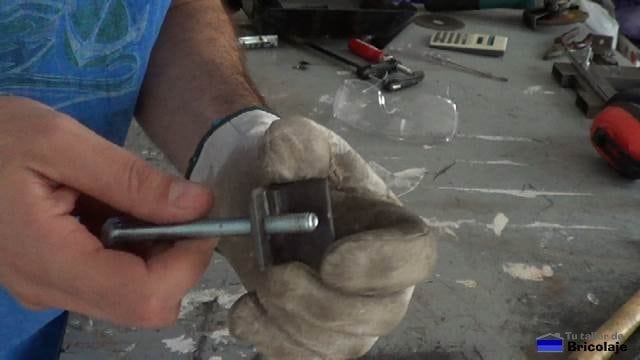 enroscando una varilla en el trozo de angulo