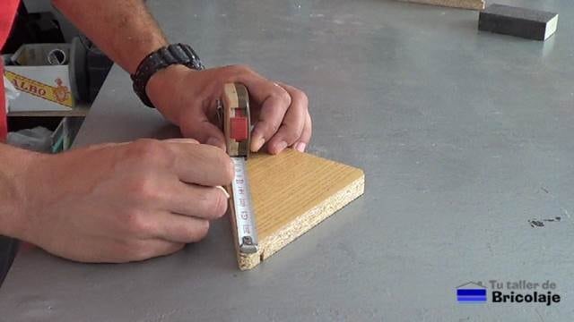 marcando el lugar donde perforar la madera