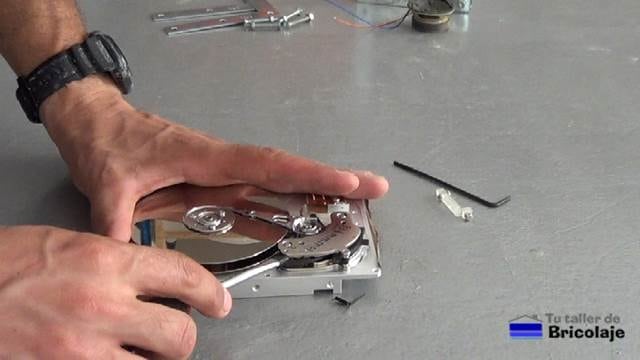 extrayendo el imán de neodimio de un antiguo disco duro