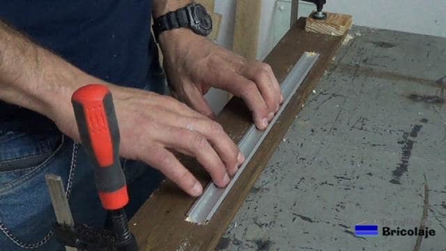 presentado el perfil de aluminio para la tira de led sobre la madera de palet