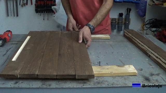 presentando las maderas que formarán el espejo de palets para sujetarlas a otra madera