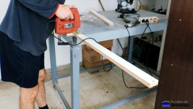 cortando un trozo de madera para refuerzo de la estantería de madera