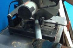 cortando el tubo a grados para hacer el soporte para la farola solar led