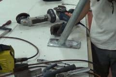 preparando para soldar el tubo para hacer la farola solar led