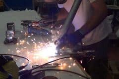 soldando el tubo a la pletina para hacer la farola solar led