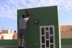 instalando el soporte para colocar la farola solar led