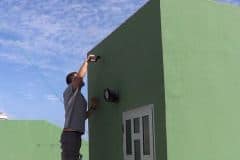 haciendo agujeros a la pared para colocar el soporte para instalar la farola solar led