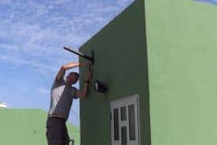 sujetando el soporte para la farola solar led con tornillos barraqueros