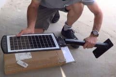 presentando el soporte que hemos fabricado a la farola solar led