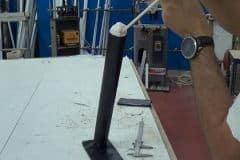 aplicando espuma de poliuretano al tubo soporte para la farola solar led
