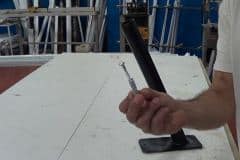 taco de plástico y tornillo de barraquero para sujetar el soporte para la farola solar led