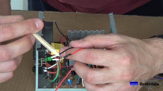 soldando una resistencia al led indicador de funcionamiento de la fuente de alimentación de laboratorio casera