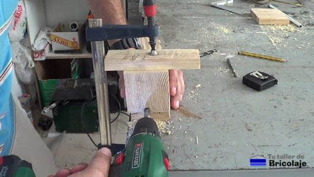 perforando el agujero para pasar el cable para el casquillo