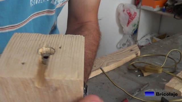 tuerca fijada en el interior de la base de la lámpara