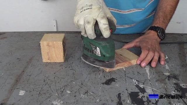 lijando la madera de palet para hacer la lámpara