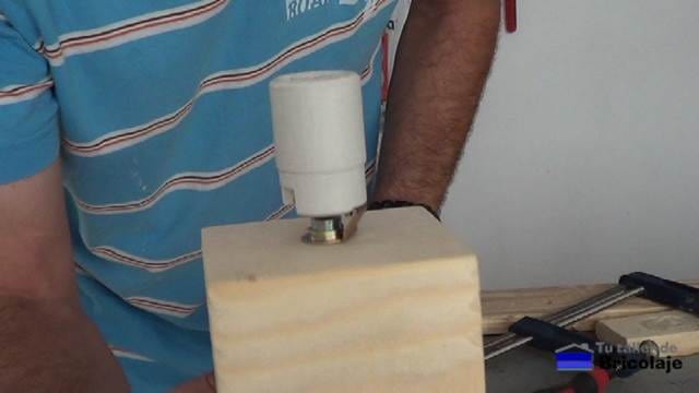 colocando el casquillo cerámico en la varilla roscada hueca