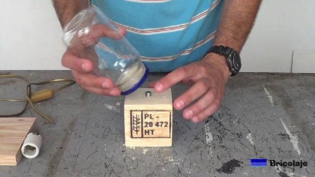 presentando el bote de cristal sobre la varilla roscada hueca